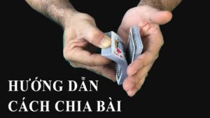 Chia bài Poker và quan sát cách cược để đoán bài đối thủ