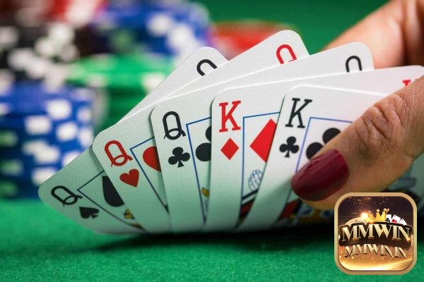 Cù lũ là tay bài mạnh quy định trong thứ tự bài trong poker