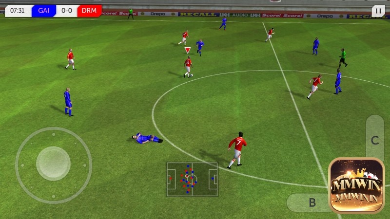 Dream League Soccer cho phép người chơi xây dựng câu lạc bộ và thi đấu trực tuyến