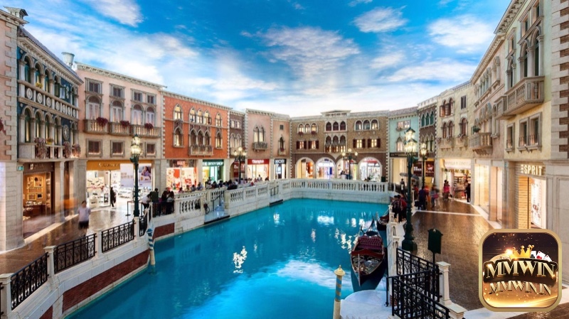 The Venetian Macao – Casino lớn nhất Macau với kiến trúc lấy cảm hứng từ Venice, sở hữu hơn 3.000 máy đánh bạc, 800 bàn chơi và kênh đào nhân tạo độc đáo