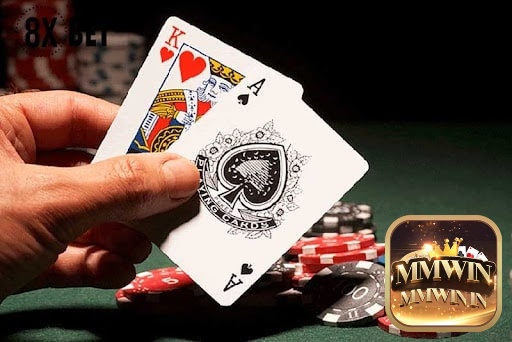 Blackjack tự nhiên là bộ bài mạnh nhất, giá trị cao hơn việc đạt 21 điểm bằng ba quân bài trở lên