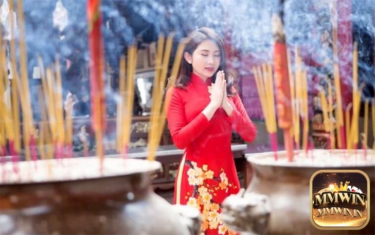 Mộng bản thân đi chùa vái lạy liên quan tới tình duyên