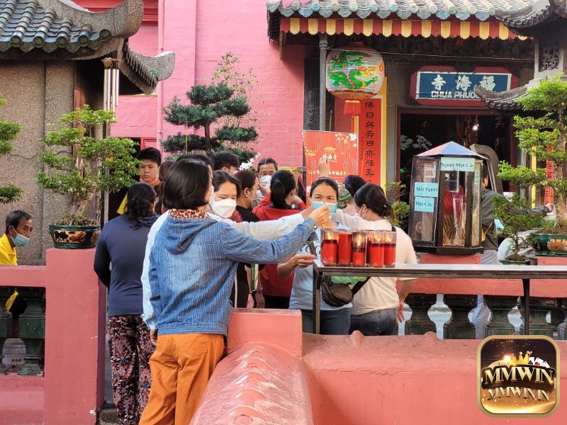 Mơ đi chùa cùng dòng người đông đúc là công việc thuận lợi