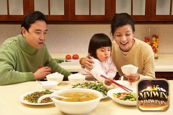 Mơ ăn cơm tại nhà thể hiện may mắn trong công việc 