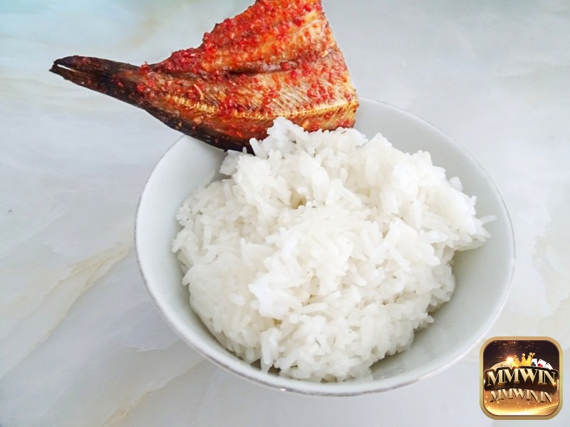 Nằm ngủ mơ thấy ăn cơm với cá ngụ ý về tài lộc 