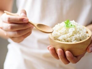 Giải mã giấc mơ thấy ăn cơm đánh con gì để trúng đề?
