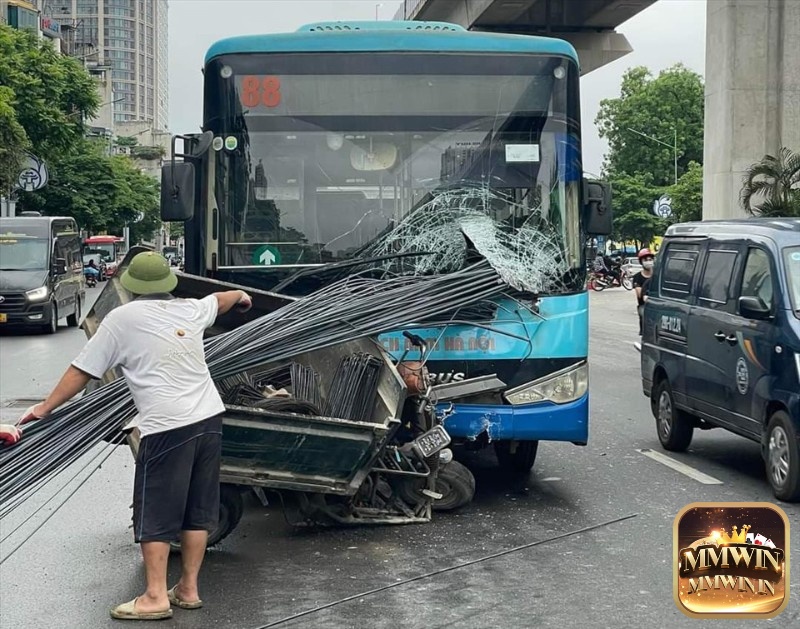 Giấc mơ thấy đi xe bus gặp tai nạn thể hiện cho những biến cố bất ngờ xảy ra với bạn