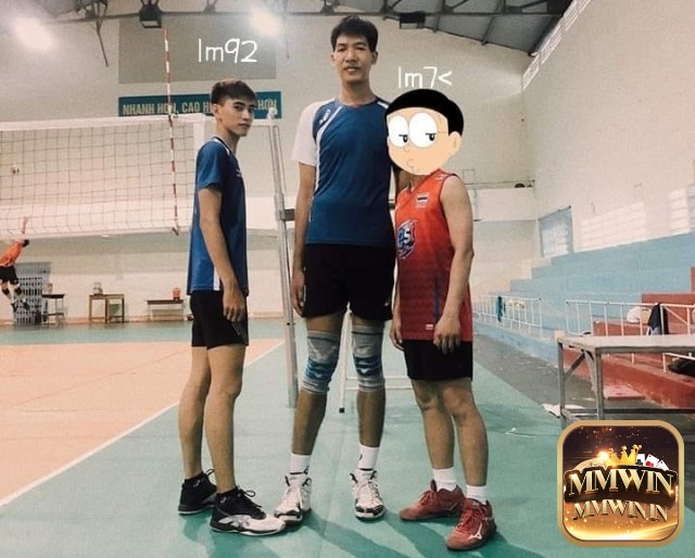 Nguyễn Duy Khánh nổi bật với chiều cao 2,16 mét trong làng bóng chuyền nam Việt Nam