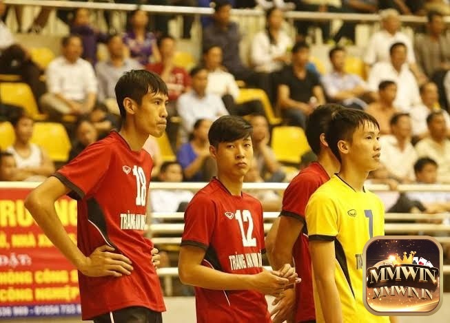 Cù Văn Hoàn duy trì vị trí trong nhóm cầu thủ cao nhất bóng chuyền quốc nội với chiều cao 2 mét